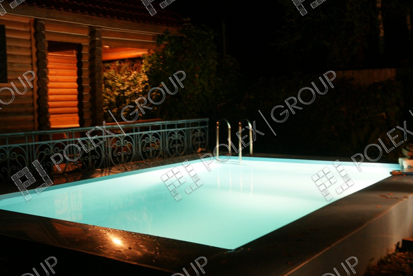Пластиковый бассейн с подсветкой около бани